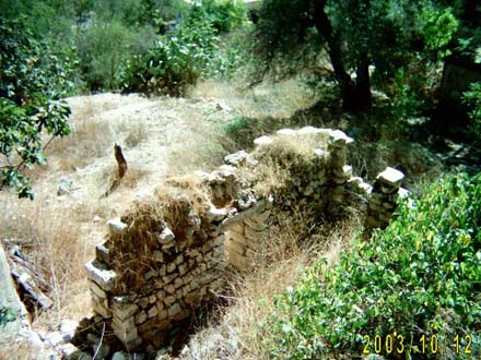 Remnants of an earth-roofed house in Kawkaba